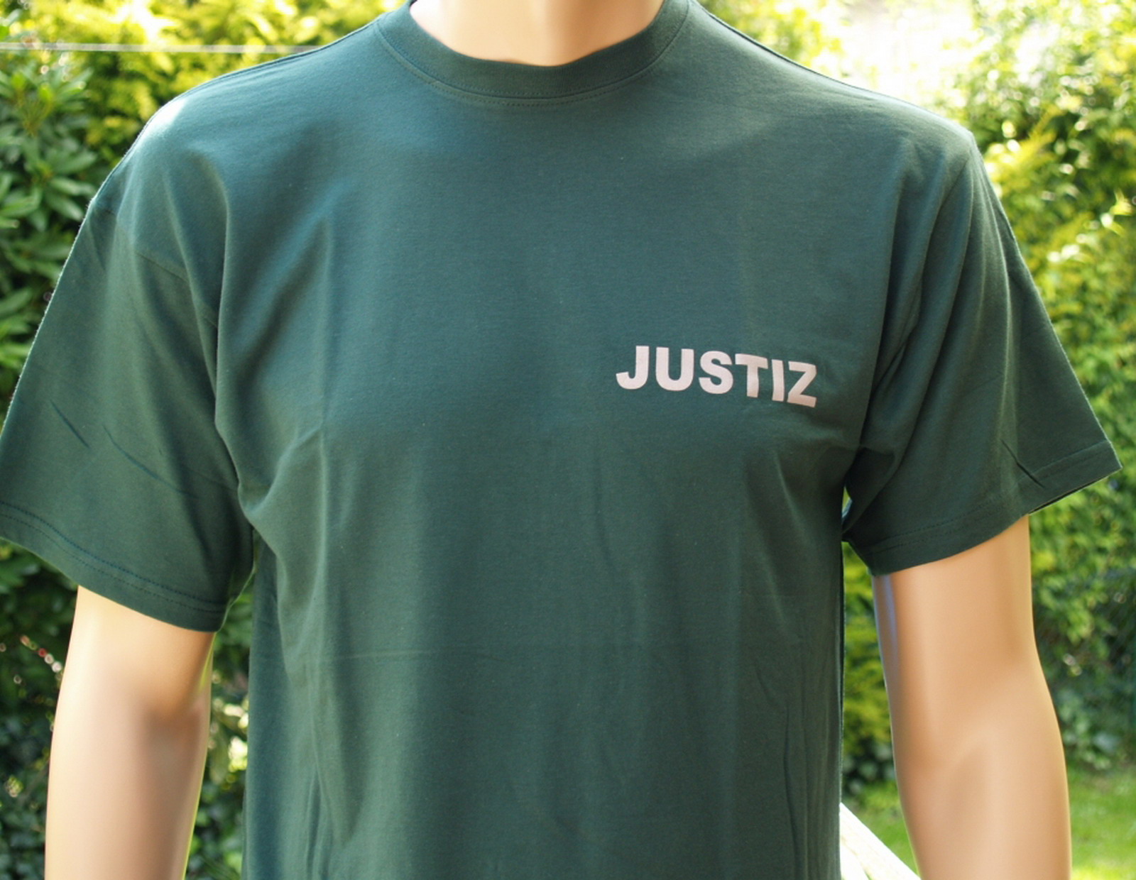 T-Shirt grün mit Aufdruck JUSTIZ 